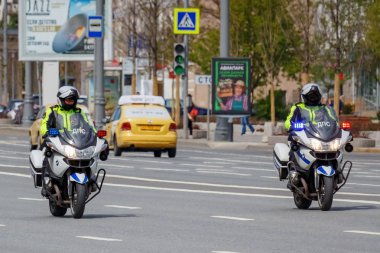 Moskova, Rusya - 04 Mayıs 2019: Yanıp sönen kırmızı ve mavi ışıklı modern Bmw motosikletli polis güneşli bir günde sokağa çıkıyor