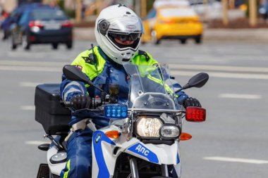 Moskova, Rusya - 04 Mayıs 2019: Yanıp sönen kırmızı ve mavi ışıklar ile modern Bmw motosiklet polis güneşli bir günde sokakta binmek