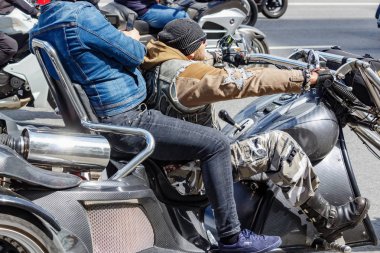 Moskova, Rusya - 04 Mayıs 2019: Bikers Moskova'da Garden Ring boyunca organize bir sütun yolculuğu. Motofestival Mosmotofest 2019. Motoseason resmi açılışı