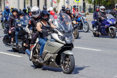 Moskova, Rusya - 04 Mayıs 2019: Bikers Moskova'da Garden Ring boyunca organize bir sütun yolculuğu. Motofestival Mosmotofest 2019. Motoseason resmi açılışı
