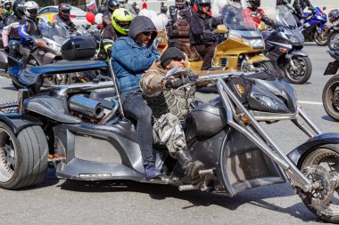 Moskova, Rusya - 04 Mayıs 2019: Bikers Moskova'da Garden Ring boyunca organize bir sütun yolculuğu. Motofestival Mosmotofest 2019. Motoseason resmi açılışı