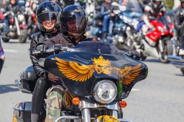 Moskova, Rusya - 04 Mayıs 2019: Bikers Moskova'da Garden Ring boyunca organize bir sütun yolculuğu. Motofestival Mosmotofest 2019. Motoseason resmi açılışı