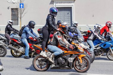 Moskova, Rusya - 04 Mayıs 2019: Bikers Moskova'da Garden Ring boyunca organize bir sütun yolculuğu. Motofestival Mosmotofest 2019. Motoseason resmi açılışı