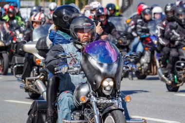 Moskova, Rusya - 04 Mayıs 2019: Bikers Moskova'da Garden Ring boyunca organize bir sütun yolculuğu. Motofestival Mosmotofest 2019. Motoseason resmi açılışı