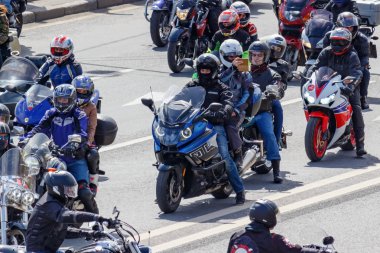 Moskova, Rusya - 04 Mayıs 2019: Motorcular Moskova'daki Moskva nehri Frunzenskaya dolgusu boyunca sütun yolculuğu. Moto festivali Mosmotofest 2019. Motosiklet sezonunun resmi açılışı