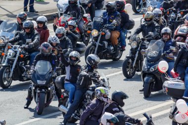 Moskova, Rusya - 04 Mayıs 2019: Motorcular Moskova'daki Moskva nehri Frunzenskaya dolgusu boyunca sütun yolculuğu. Moto festivali Mosmotofest 2019. Motosiklet sezonunun resmi açılışı