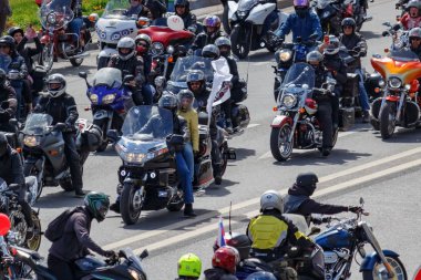 Moskova, Rusya - 04 Mayıs 2019: Motorcular Moskova'daki Moskva nehri Frunzenskaya dolgusu boyunca sütun yolculuğu. Moto festivali Mosmotofest 2019. Motosiklet sezonunun resmi açılışı