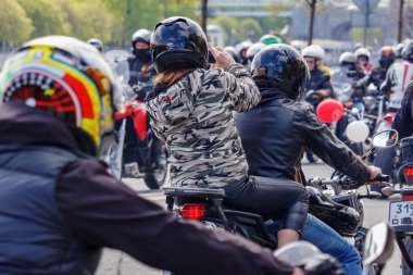 Moskova, Rusya - 04 Mayıs 2019: Motorcular Moskova'daki Moskva nehri Frunzenskaya dolgusu boyunca sütun yolculuğu. Moto festivali Mosmotofest 2019. Motosiklet sezonunun resmi açılışı