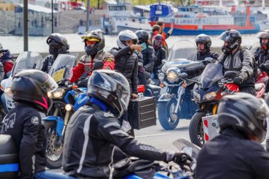 Moskova, Rusya - 04 Mayıs 2019: Motorcular Moskova'daki Moskva nehri Frunzenskaya dolgusu boyunca sütun yolculuğu. Moto festivali Mosmotofest 2019. Motosiklet sezonunun resmi açılışı