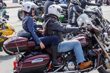 Moskova, Rusya - 04 Mayıs 2019: Motorcular Moskova'daki Moskva nehri Frunzenskaya dolgusu boyunca sütun yolculuğu. Moto festivali Mosmotofest 2019. Motosiklet sezonunun resmi açılışı
