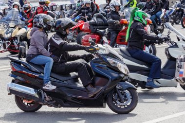 Moskova, Rusya - 04 Mayıs 2019: Motorcular Moskova'daki Moskva nehri Frunzenskaya dolgusu boyunca sütun yolculuğu. Moto festivali Mosmotofest 2019. Motosiklet sezonunun resmi açılışı