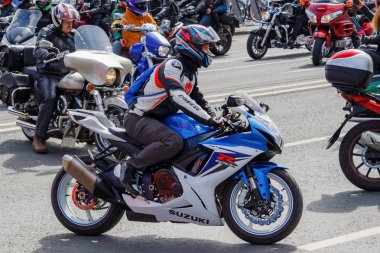 Moskova, Rusya - 04 Mayıs 2019: Motorcular Moskova'daki Moskva nehri Frunzenskaya dolgusu boyunca sütun yolculuğu. Moto festivali Mosmotofest 2019. Motosiklet sezonunun resmi açılışı