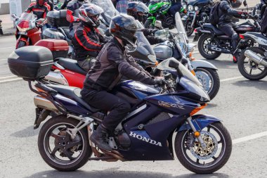 Moskova, Rusya - 04 Mayıs 2019: Motorcular Moskova'daki Moskva nehri Frunzenskaya dolgusu boyunca sütun yolculuğu. Moto festivali Mosmotofest 2019. Motosiklet sezonunun resmi açılışı