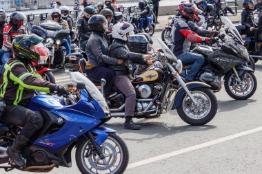 Moskova, Rusya - 04 Mayıs 2019: Motorcular Moskova'daki Moskva nehri Frunzenskaya dolgusu boyunca sütun yolculuğu. Moto festivali Mosmotofest 2019. Motosiklet sezonunun resmi açılışı
