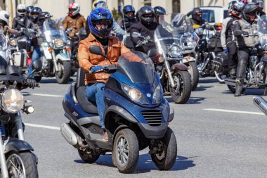 Moskova, Rusya - 04 Mayıs 2019: Bikers Moskova'da Garden Ring boyunca organize bir sütun yolculuğu. Motofestival Mosmotofest 2019. Motoseason resmi açılışı