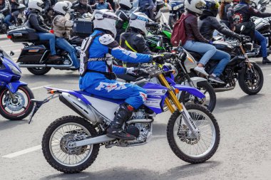 Moskova, Rusya - 04 Mayıs 2019: Motorcular Moskova'daki Moskva nehri Frunzenskaya dolgusu boyunca sütun yolculuğu. Moto festivali Mosmotofest 2019. Motosiklet sezonunun resmi açılışı