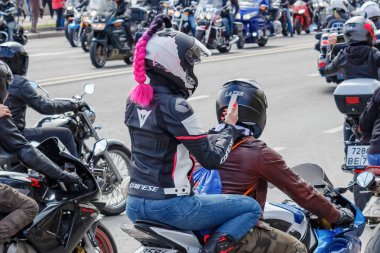 Moskova, Rusya - 04 Mayıs 2019: Motorcular Moskova'daki Moskva nehri Frunzenskaya dolgusu boyunca sütun yolculuğu. Moto festivali Mosmotofest 2019. Motosiklet sezonunun resmi açılışı