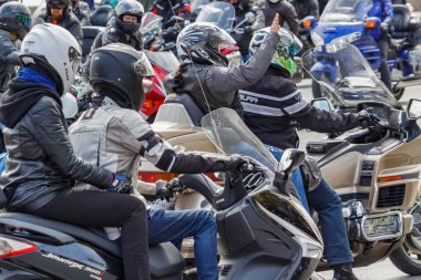 Moskova, Rusya - 04 Mayıs 2019: Motorcular Moskova'daki Moskva nehri Frunzenskaya dolgusu boyunca sütun yolculuğu. Moto festivali Mosmotofest 2019. Motosiklet sezonunun resmi açılışı