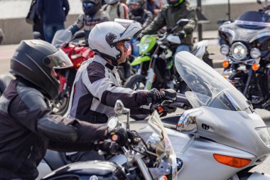 Moskova, Rusya - 04 Mayıs 2019: Motorcular Moskova'daki Moskva nehri Frunzenskaya dolgusu boyunca sütun yolculuğu. Moto festivali Mosmotofest 2019. Motosiklet sezonunun resmi açılışı