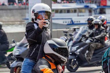 Moskova, Rusya - 04 Mayıs 2019: Motorcular Moskova'daki Moskva nehri Frunzenskaya dolgusu boyunca sütun yolculuğu. Moto festivali Mosmotofest 2019. Motosiklet sezonunun resmi açılışı