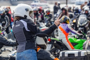 Moskova, Rusya - 04 Mayıs 2019: Motorcular Moskova'daki Moskva nehri Frunzenskaya dolgusu boyunca sütun yolculuğu. Moto festivali Mosmotofest 2019. Motosiklet sezonunun resmi açılışı