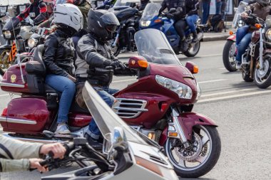 Moskova, Rusya - 04 Mayıs 2019: Motorcular Moskova'daki Moskva nehri Frunzenskaya dolgusu boyunca sütun yolculuğu. Moto festivali Mosmotofest 2019. Motosiklet sezonunun resmi açılışı