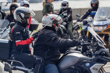 Moskova, Rusya - 04 Mayıs 2019: Motorcular Moskova'daki Moskva nehri Frunzenskaya dolgusu boyunca sütun yolculuğu. Moto festivali Mosmotofest 2019. Motosiklet sezonunun resmi açılışı