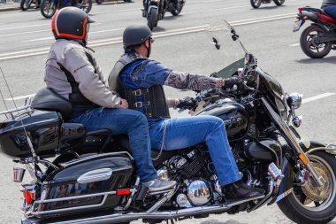 Moskova, Rusya - 04 Mayıs 2019: Motorcular Moskova'daki Moskva nehri Frunzenskaya dolgusu boyunca sütun yolculuğu. Moto festivali Mosmotofest 2019. Motosiklet sezonunun resmi açılışı