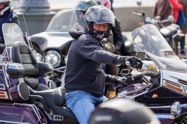Moskova, Rusya - 04 Mayıs 2019: Motorcular Moskova'daki Moskva nehri Frunzenskaya dolgusu boyunca sütun yolculuğu. Moto festivali Mosmotofest 2019. Motosiklet sezonunun resmi açılışı