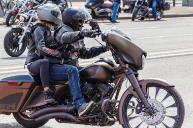 Moskova, Rusya - 04 Mayıs 2019: Motorcular Moskova'daki Moskva nehri Frunzenskaya dolgusu boyunca sütun yolculuğu. Moto festivali Mosmotofest 2019. Motosiklet sezonunun resmi açılışı