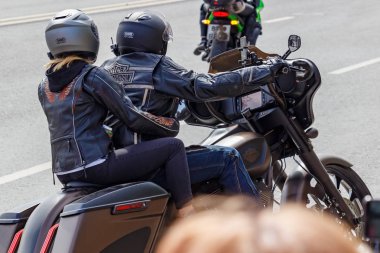 Moskova, Rusya - 04 Mayıs 2019: Motorcular Moskova'daki Moskva nehri Frunzenskaya dolgusu boyunca sütun yolculuğu. Moto festivali Mosmotofest 2019. Motosiklet sezonunun resmi açılışı