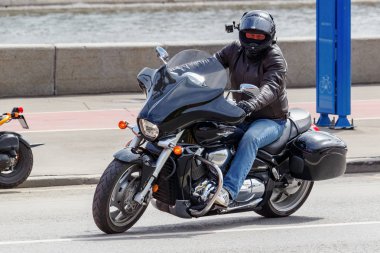 Moskova, Rusya - 04 Mayıs 2019: Motorcular Moskova'daki Moskva nehri Frunzenskaya dolgusu boyunca sütun yolculuğu. Moto festivali Mosmotofest 2019. Motosiklet sezonunun resmi açılışı