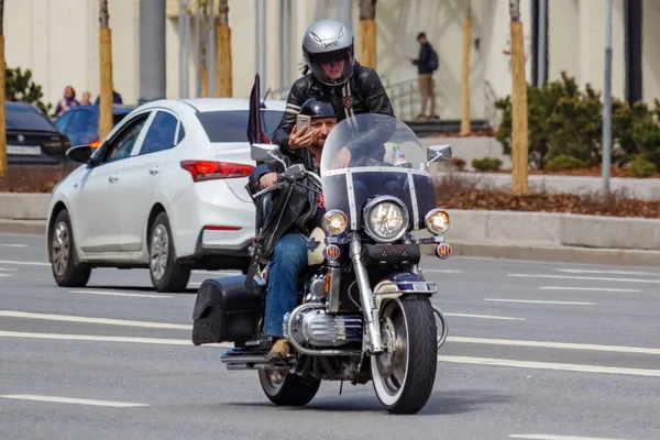 Moskova, Rusya - 04 Mayıs 2019: Bikers Moskova'da Garden Ring boyunca organize bir sütun yolculuğu. Motofestival Mosmotofest 2019. Motoseason resmi açılışı