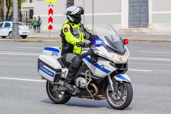 Moscou, Rússia - 04 de maio de 2019: Polícia na moderna motocicleta BMW com luzes vermelhas e azuis piscando andar na rua em dia ensolarado — Fotografia de Stock
