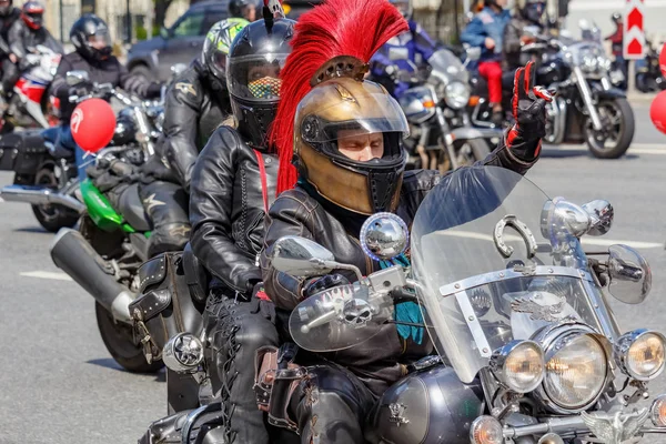 Moskova, Rusya - 04 Mayıs 2019: Bikers Moskova'da Garden Ring boyunca organize bir sütun yolculuğu. Motofestival Mosmotofest 2019. Motoseason resmi açılışı