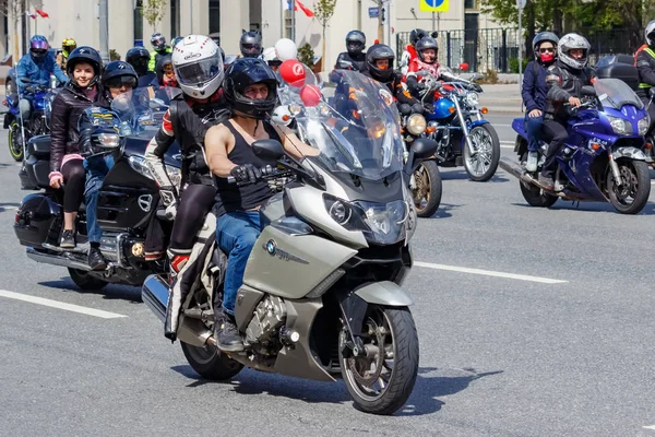 Moskova, Rusya - 04 Mayıs 2019: Bikers Moskova'da Garden Ring boyunca organize bir sütun yolculuğu. Motofestival Mosmotofest 2019. Motoseason resmi açılışı