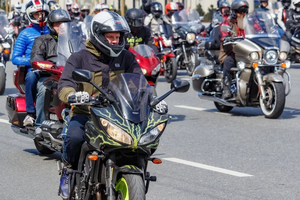 Moskova, Rusya - 04 Mayıs 2019: Bikers Moskova'da Garden Ring boyunca organize bir sütun yolculuğu. Motofestival Mosmotofest 2019. Motoseason resmi açılışı