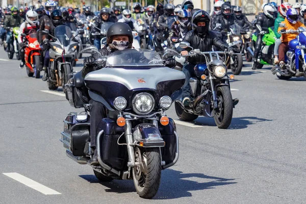 Moskova, Rusya - 04 Mayıs 2019: Bikers Moskova'da Garden Ring boyunca organize bir sütun yolculuğu. Motofestival Mosmotofest 2019. Motoseason resmi açılışı