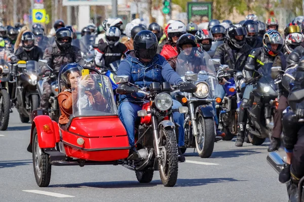 Moskva, Rusko-květen 04, 2019: motorkáři v organizovaném sloupci jízdy po zahradním okruhu v Moskvě. Motofestival Mosmotofest 2019. Úřední otevření motosezóny — Stock fotografie