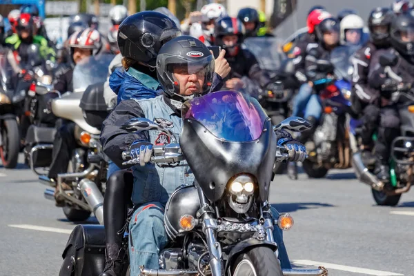 Moskova, Rusya - 04 Mayıs 2019: Bikers Moskova'da Garden Ring boyunca organize bir sütun yolculuğu. Motofestival Mosmotofest 2019. Motoseason resmi açılışı