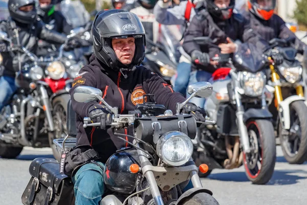 Moskova, Rusya - 04 Mayıs 2019: Bikers Moskova'da Garden Ring boyunca organize bir sütun yolculuğu. Motofestival Mosmotofest 2019. Motoseason resmi açılışı