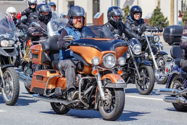 Moskova, Rusya - 04 Mayıs 2019: Bikers Moskova'da Garden Ring boyunca organize bir sütun yolculuğu. Motofestival Mosmotofest 2019. Motoseason resmi açılışı