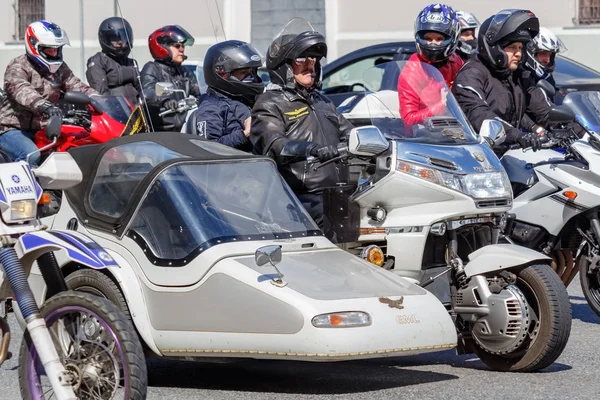 Moskova, Rusya - 04 Mayıs 2019: Bikers Moskova'da Garden Ring boyunca organize bir sütun yolculuğu. Motofestival Mosmotofest 2019. Motoseason resmi açılışı