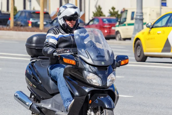 Moskova, Rusya - 04 Mayıs 2019: Bikers Moskova'da Garden Ring boyunca organize bir sütun yolculuğu. Motofestival Mosmotofest 2019. Motoseason resmi açılışı