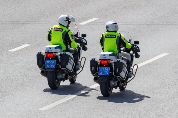 Moscou, Rússia - 04 de maio de 2019: Polícia em motos BMW modernas com luzes vermelhas e azuis piscando andar na rua em dia ensolarado — Fotografia de Stock