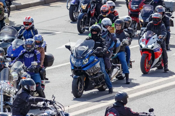 Moskova, Rusya - 04 Mayıs 2019: Motorcular Moskova'daki Moskva nehri Frunzenskaya dolgusu boyunca sütun yolculuğu. Moto festivali Mosmotofest 2019. Motosiklet sezonunun resmi açılışı