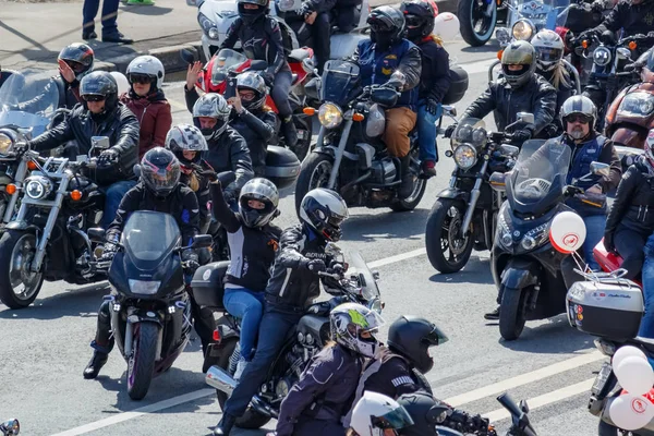 Moskova, Rusya - 04 Mayıs 2019: Motorcular Moskova'daki Moskva nehri Frunzenskaya dolgusu boyunca sütun yolculuğu. Moto festivali Mosmotofest 2019. Motosiklet sezonunun resmi açılışı