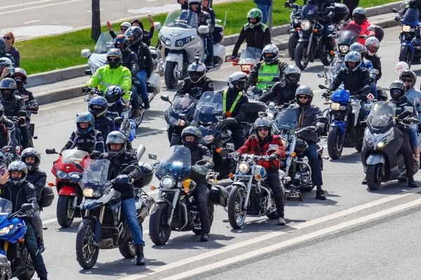 Moskova, Rusya - 04 Mayıs 2019: Motorcular Moskova'daki Moskva nehri Frunzenskaya dolgusu boyunca sütun yolculuğu. Moto festivali Mosmotofest 2019. Motosiklet sezonunun resmi açılışı