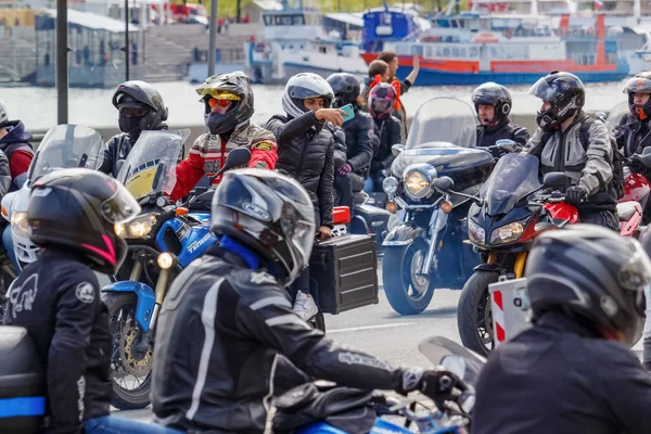 Moskova, Rusya - 04 Mayıs 2019: Motorcular Moskova'daki Moskva nehri Frunzenskaya dolgusu boyunca sütun yolculuğu. Moto festivali Mosmotofest 2019. Motosiklet sezonunun resmi açılışı