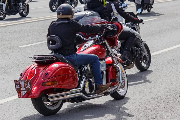 Moskova, Rusya - 04 Mayıs 2019: Motorcular Moskova'daki Moskva nehri Frunzenskaya dolgusu boyunca sütun yolculuğu. Moto festivali Mosmotofest 2019. Motosiklet sezonunun resmi açılışı